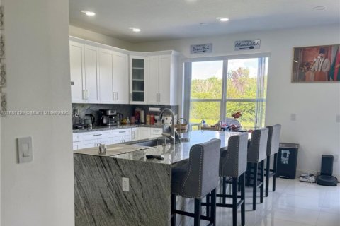 Купить виллу или дом в Мирамар, Флорида 5 спален, 244.98м2, № 1925098 - фото 5