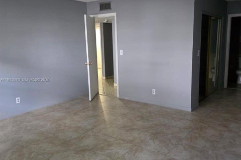 Copropriété à vendre à Lauderhill, Floride: 1 chambre, 86.21 m2 № 2049901 - photo 3