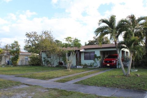 Villa ou maison à Miami Gardens, Floride 3 chambres, 91.79 m2 № 2023893