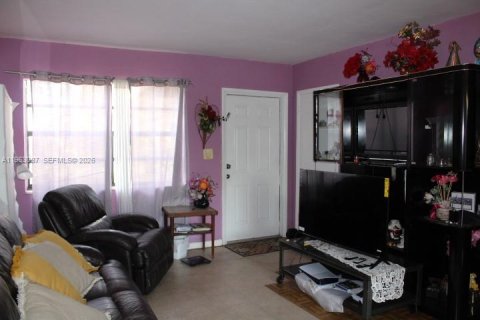 Villa ou maison à vendre à Miami Gardens, Floride: 3 chambres, 91.79 m2 № 2023893 - photo 2