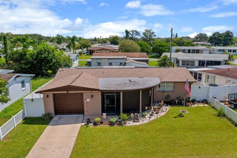 House in Holiday, Florida 3 bedrooms, 101.08 sq.m. № 1911379 - photo 25