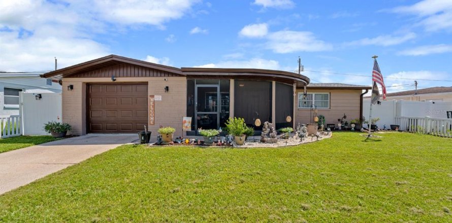 House in Holiday, Florida 3 bedrooms, 101.08 sq.m. № 1911379