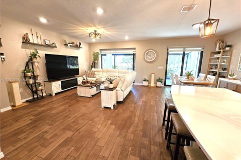 House in Tamarac, Florida 5 bedrooms, 265.7 sq.m. № 1944934 - photo 3