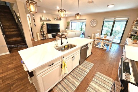 House in Tamarac, Florida 5 bedrooms, 265.7 sq.m. № 1944934 - photo 1