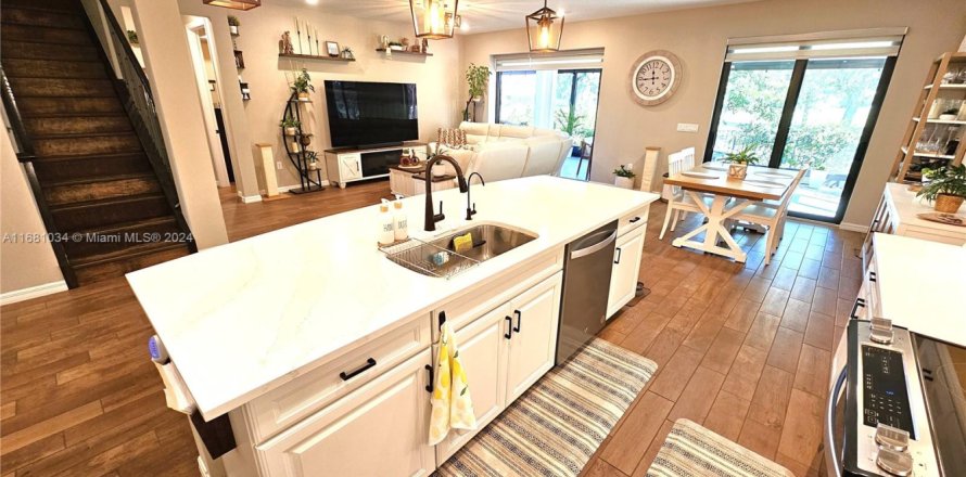 House in Tamarac, Florida 5 bedrooms, 265.7 sq.m. № 1944934