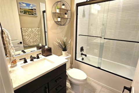 House in Tamarac, Florida 5 bedrooms, 265.7 sq.m. № 1944934 - photo 11