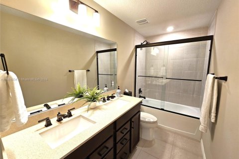 House in Tamarac, Florida 5 bedrooms, 265.7 sq.m. № 1944934 - photo 12