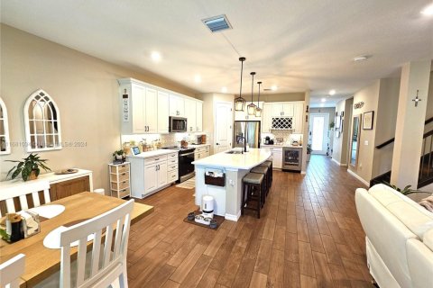 House in Tamarac, Florida 5 bedrooms, 265.7 sq.m. № 1944934 - photo 2