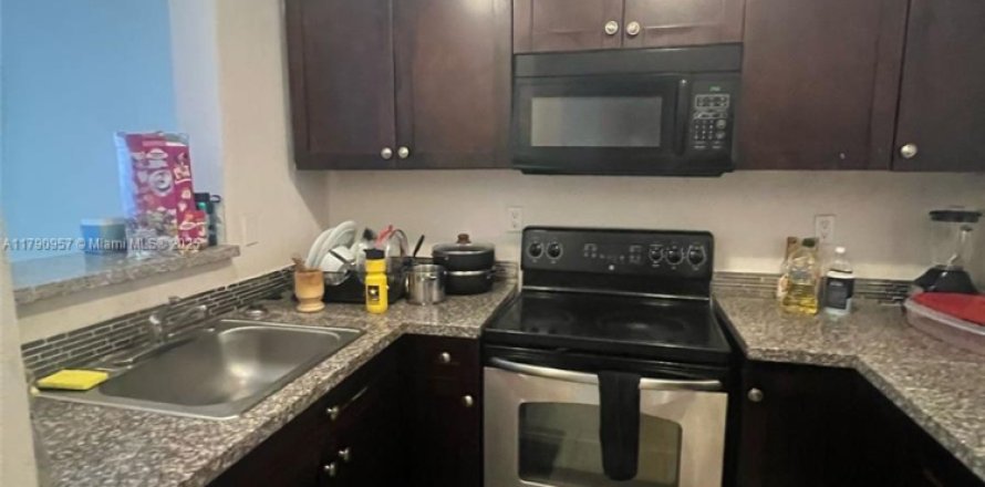 Condominio en Miami, Florida, 1 dormitorio  № 1863780
