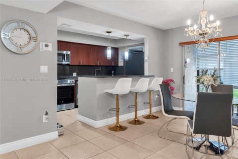Condo in Miami, Florida, 2 bedrooms  № 1761835 - photo 9