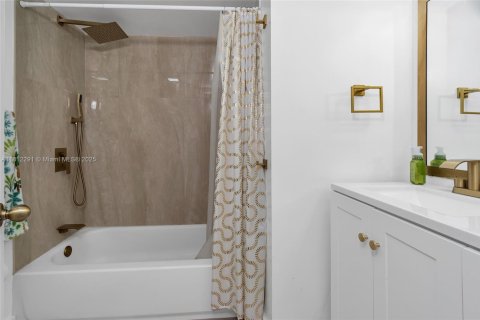 Condo in Miami, Florida, 2 bedrooms  № 1761835 - photo 23