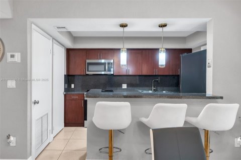 Condo in Miami, Florida, 2 bedrooms  № 1761835 - photo 11