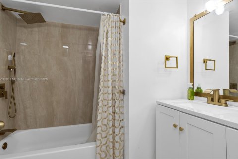 Condo in Miami, Florida, 2 bedrooms  № 1761835 - photo 24