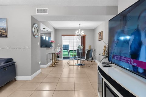 Condo in Miami, Florida, 2 bedrooms  № 1761835 - photo 7