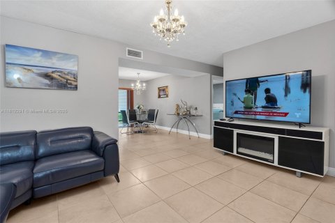 Condo in Miami, Florida, 2 bedrooms  № 1761835 - photo 8