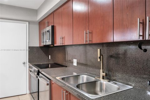 Condo in Miami, Florida, 2 bedrooms  № 1761835 - photo 17