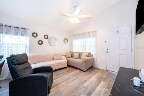 House in Tavares, Florida 2 bedrooms, 67.45 sq.m. № 2230578 - photo 6