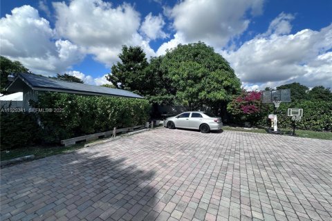 Casa en alquiler en Miami Gardens, Florida, 4 dormitorios, 396.69 m2 № 1987614 - foto 23