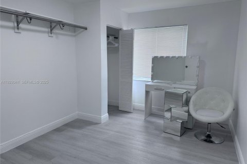 Casa en alquiler en Miami Gardens, Florida, 4 dormitorios, 396.69 m2 № 1987614 - foto 9