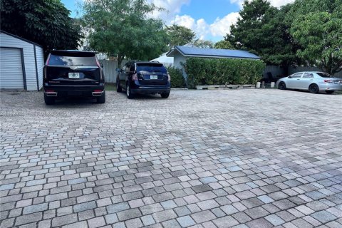 Casa en alquiler en Miami Gardens, Florida, 4 dormitorios, 396.69 m2 № 1987614 - foto 26