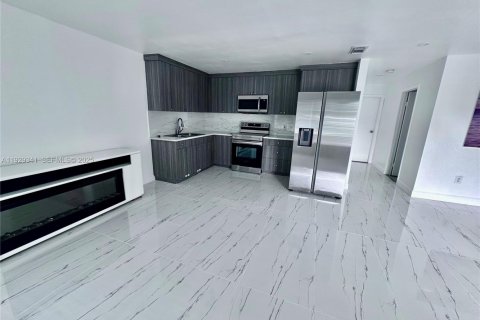 Casa en alquiler en Miami Gardens, Florida, 4 dormitorios, 396.69 m2 № 1987614 - foto 2