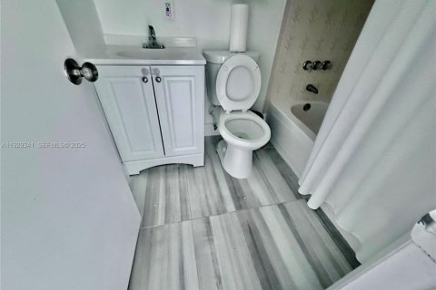 Casa en alquiler en Miami Gardens, Florida, 4 dormitorios, 396.69 m2 № 1987614 - foto 15