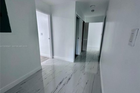 Casa en alquiler en Miami Gardens, Florida, 4 dormitorios, 396.69 m2 № 1987614 - foto 11