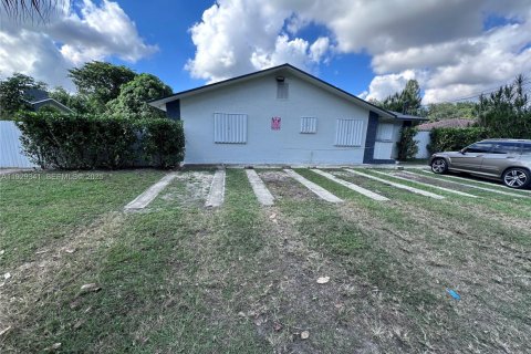 Casa en alquiler en Miami Gardens, Florida, 4 dormitorios, 396.69 m2 № 1987614 - foto 18