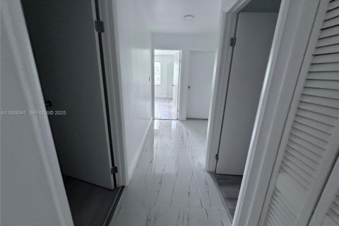 Casa en alquiler en Miami Gardens, Florida, 4 dormitorios, 396.69 m2 № 1987614 - foto 5