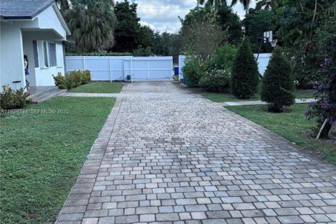 Casa en alquiler en Miami Gardens, Florida, 4 dormitorios, 396.69 m2 № 1987614 - foto 29