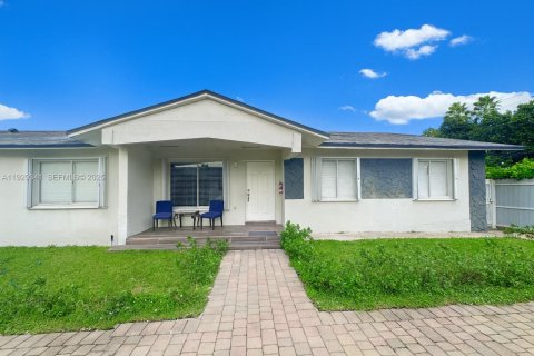 Casa en alquiler en Miami Gardens, Florida, 4 dormitorios, 396.69 m2 № 1987614 - foto 1