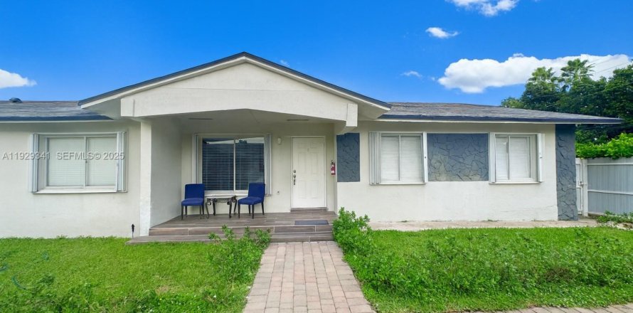 Casa en Miami Gardens, Florida 4 dormitorios, 396.69 m2 № 1987614