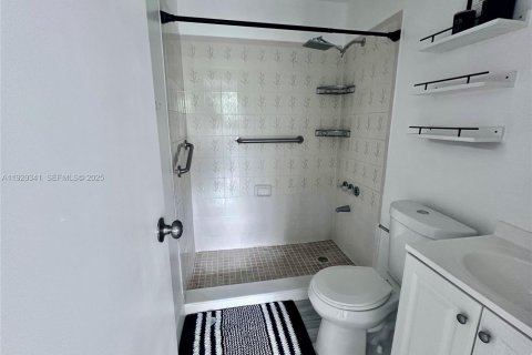 Casa en alquiler en Miami Gardens, Florida, 4 dormitorios, 396.69 m2 № 1987614 - foto 10