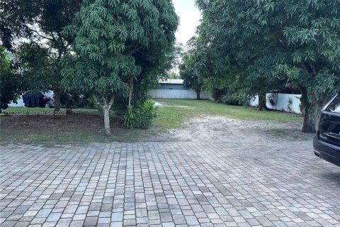 Casa en alquiler en Miami Gardens, Florida, 4 dormitorios, 396.69 m2 № 1987614 - foto 25