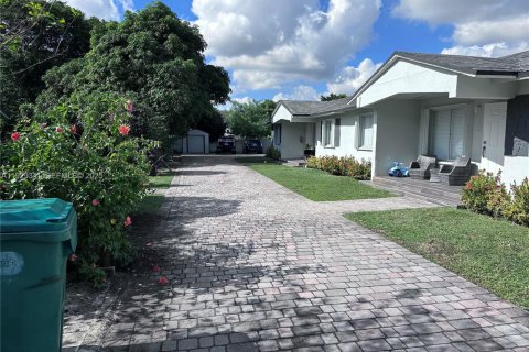 Casa en alquiler en Miami Gardens, Florida, 4 dormitorios, 396.69 m2 № 1987614 - foto 21