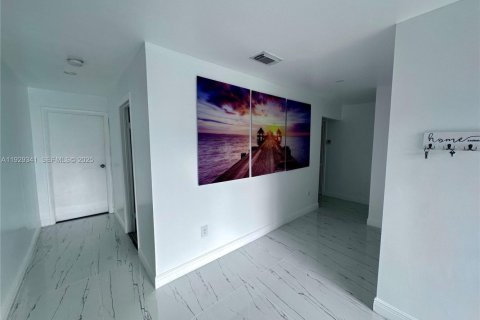 Casa en alquiler en Miami Gardens, Florida, 4 dormitorios, 396.69 m2 № 1987614 - foto 3