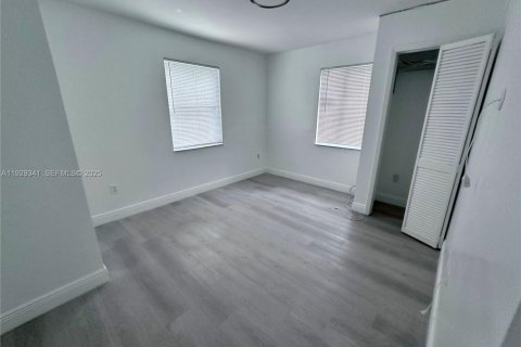 Casa en alquiler en Miami Gardens, Florida, 4 dormitorios, 396.69 m2 № 1987614 - foto 12