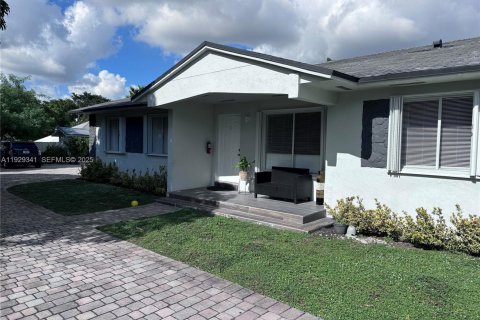 Casa en alquiler en Miami Gardens, Florida, 4 dormitorios, 396.69 m2 № 1987614 - foto 22