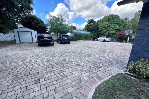 Casa en alquiler en Miami Gardens, Florida, 4 dormitorios, 396.69 m2 № 1987614 - foto 27