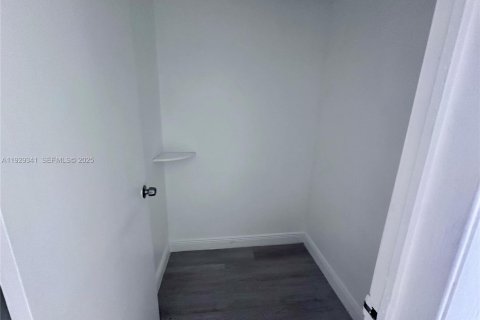 Casa en alquiler en Miami Gardens, Florida, 4 dormitorios, 396.69 m2 № 1987614 - foto 14