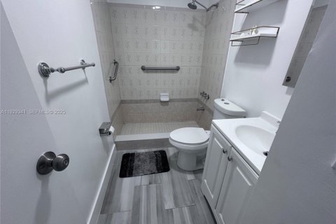 Casa en alquiler en Miami Gardens, Florida, 4 dormitorios, 396.69 m2 № 1987614 - foto 7