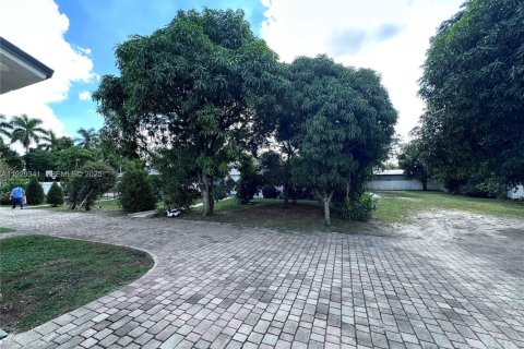 Casa en alquiler en Miami Gardens, Florida, 4 dormitorios, 396.69 m2 № 1987614 - foto 24