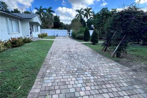 Casa en alquiler en Miami Gardens, Florida, 4 dormitorios, 396.69 m2 № 1987614 - foto 30