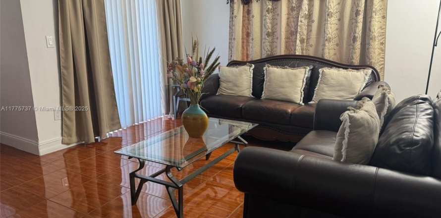 Condominio en Hialeah, Florida, 2 dormitorios № 1937917