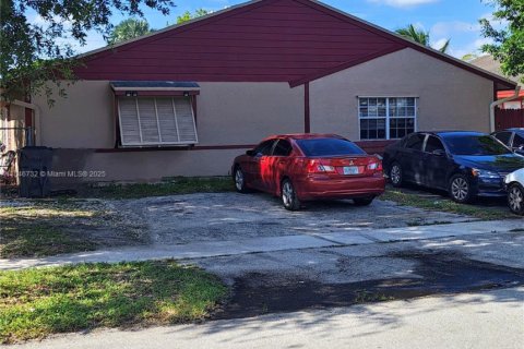 House in North Lauderdale, Florida 2 bedrooms, 94.02 sq.m. № 1845875 - photo 1
