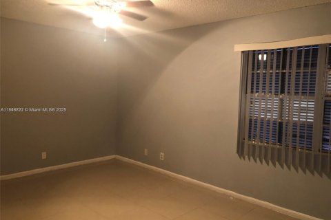 House in North Lauderdale, Florida 2 bedrooms, 94.02 sq.m. № 1845875 - photo 13