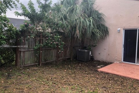 House in North Lauderdale, Florida 2 bedrooms, 94.02 sq.m. № 1845875 - photo 19