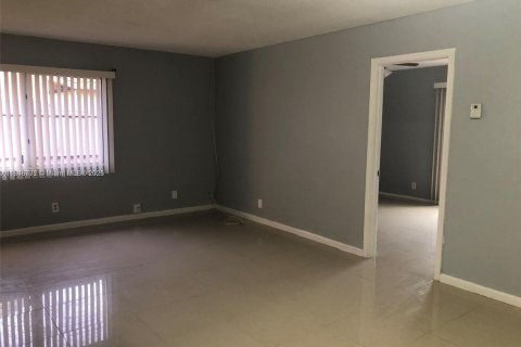 House in North Lauderdale, Florida 2 bedrooms, 94.02 sq.m. № 1845875 - photo 6
