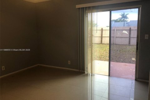 House in North Lauderdale, Florida 2 bedrooms, 94.02 sq.m. № 1845875 - photo 5