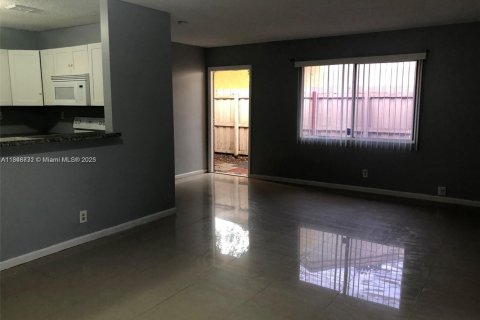 House in North Lauderdale, Florida 2 bedrooms, 94.02 sq.m. № 1845875 - photo 3